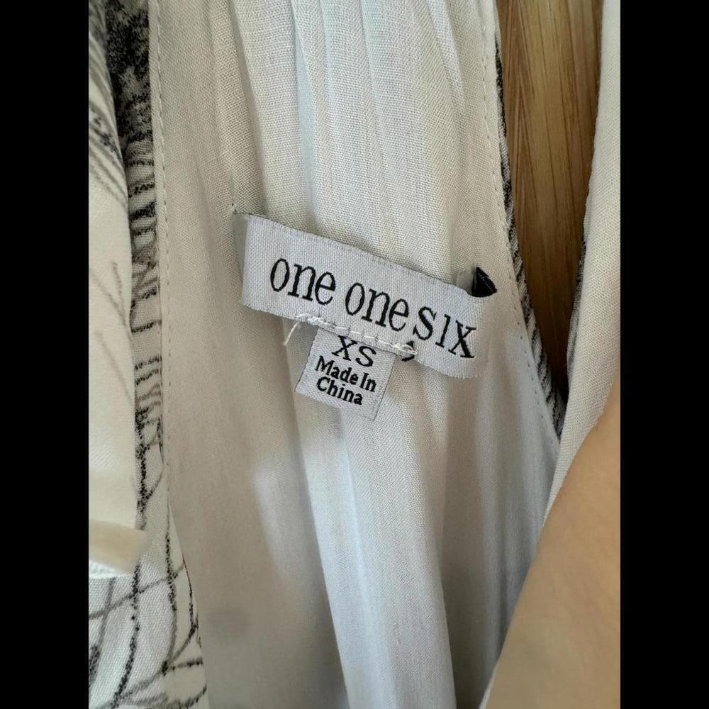 ONE SIX ONE – Ruffle Trim Feather Printed Wrap Dress - Size Extra Small - Picture 5 of 5